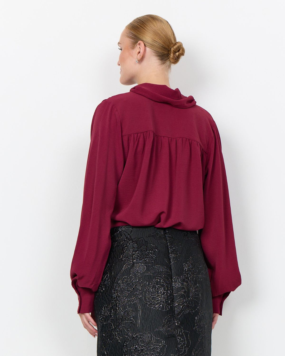 Cath 15 V-ringad Blus med Scarf Röd Rhododendron | Smilebutiken - Soyaconcept