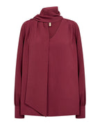 Cath 15 V-ringad Blus med Scarf Röd Rhododendron | Smilebutiken - Soyaconcept