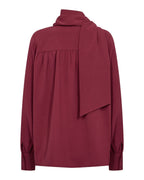 Cath 15 V-ringad Blus med Scarf Röd Rhododendron | Smilebutiken - Soyaconcept