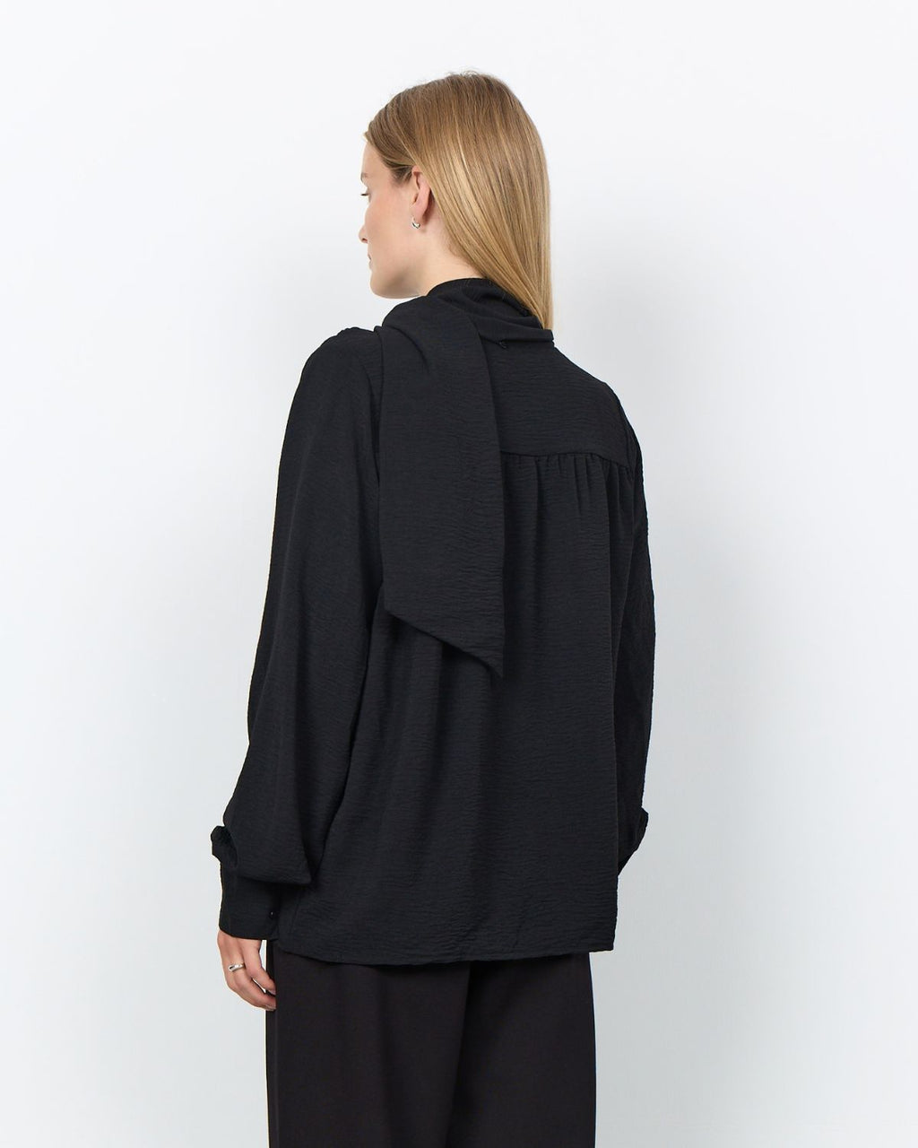 Cath 15 V-ringad Blus med Scarf Svart Black | Smilebutiken - Soyaconcept