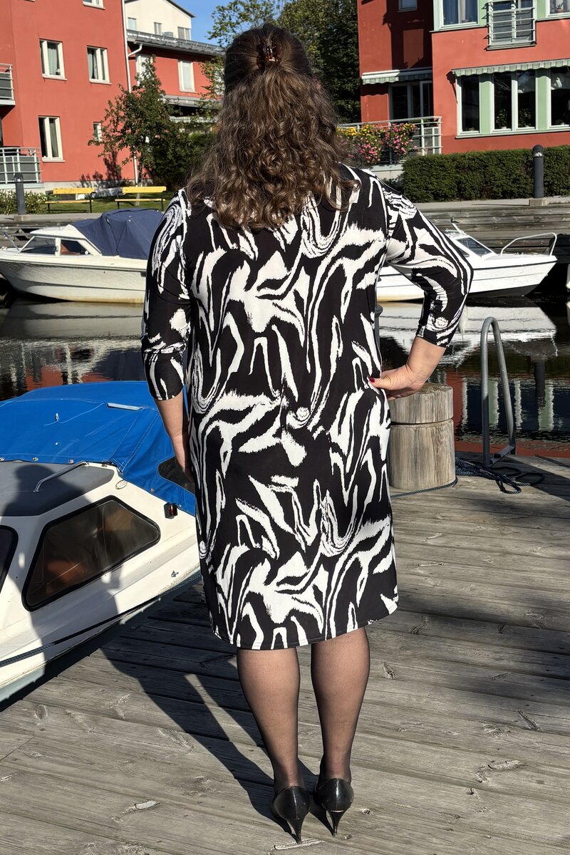 Chica London Larina V-ringad Klänning med Zip Dam Black White CARAMELLE FASHION