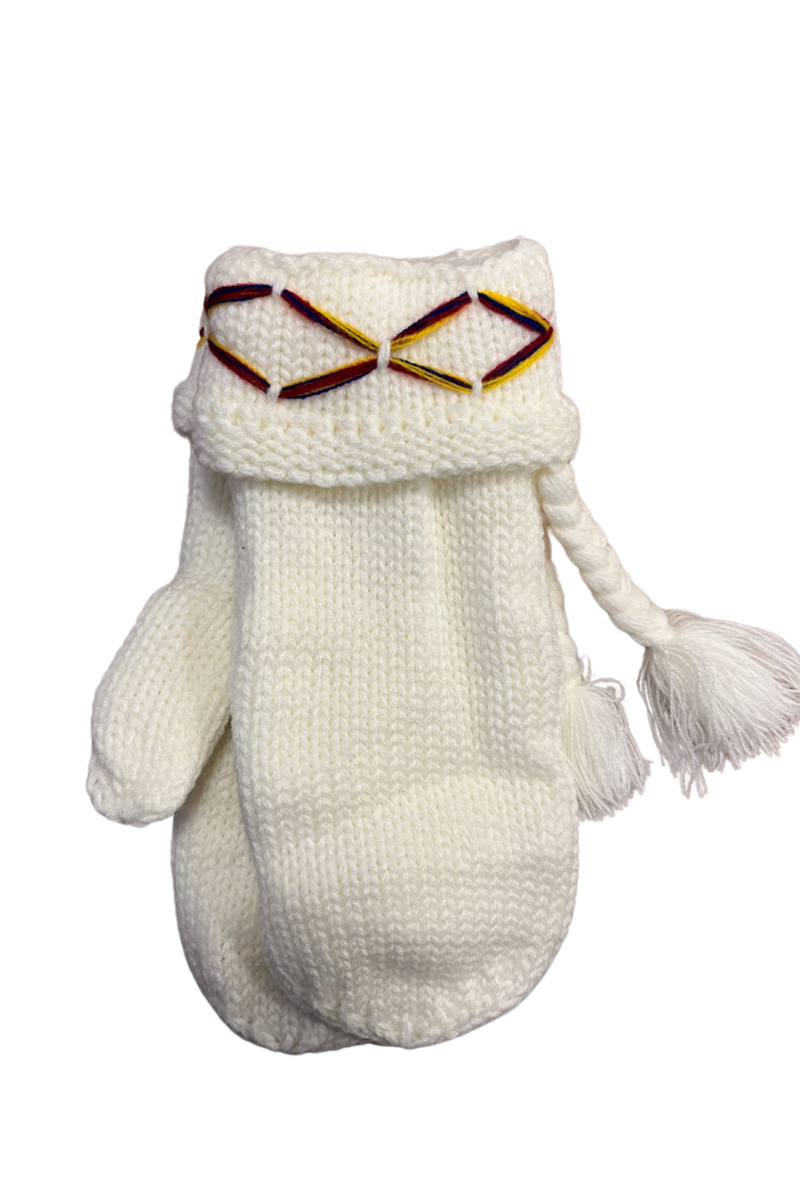 Emilia Tumvante med Tofsar Dam White WIGES