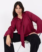 Judit 4 Blus med knyt Dam Vinröd Rhododendron | Smilebutiken - Wasabiconcept