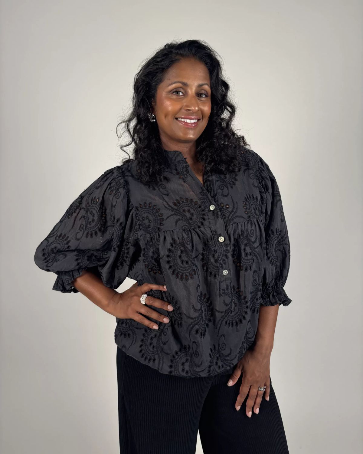 Julie Blus med Puffärm Dam Svart | Smilebutiken - Camicia