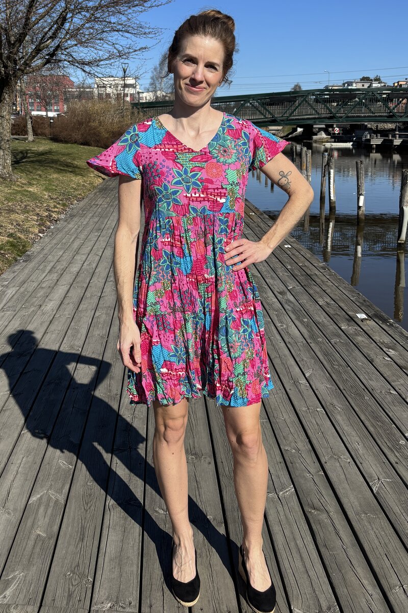 Kimberly V-neck Dress 4 Women Floral Collage | SmileButiken - One Summer