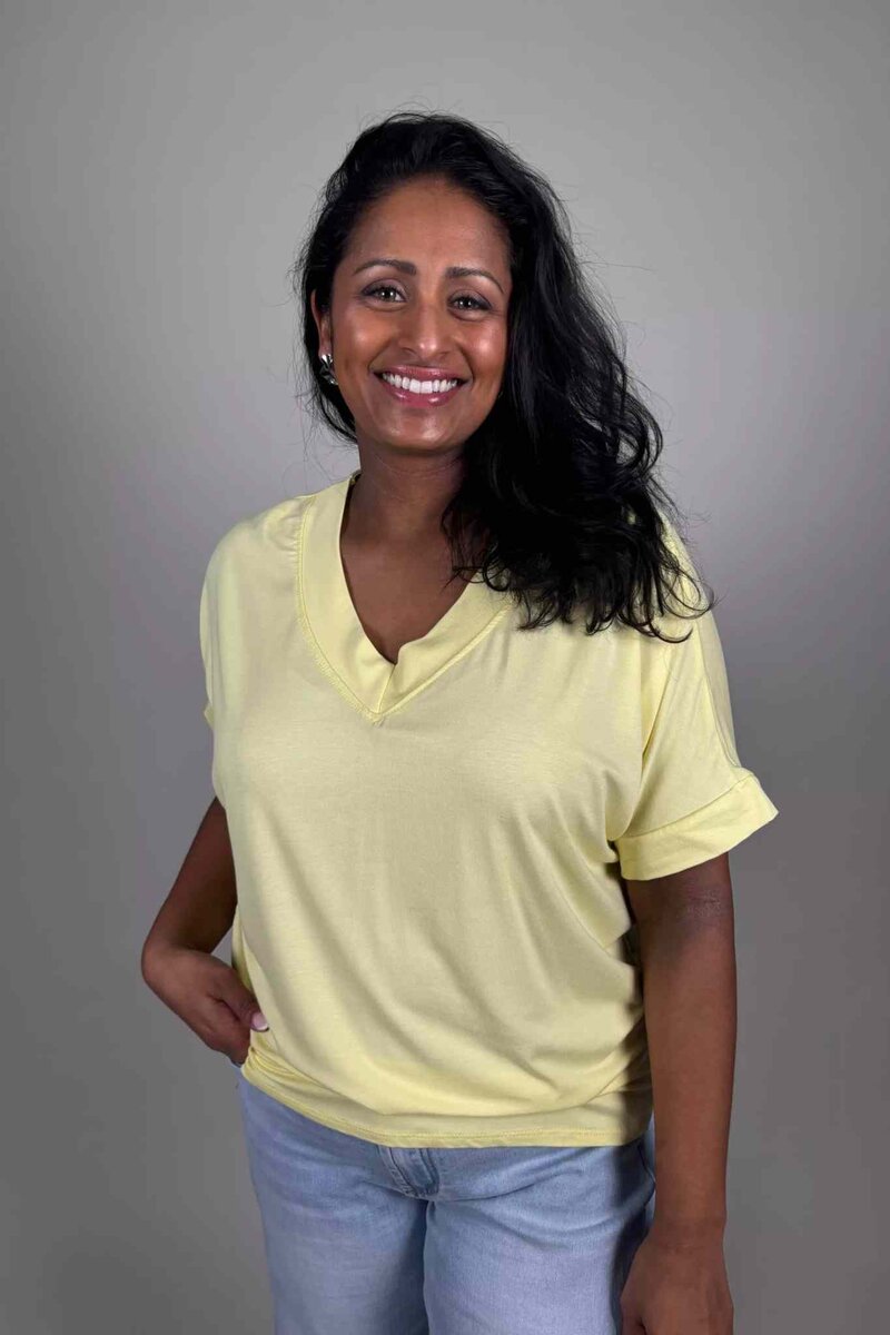Line V-neck T-shirt Women Light Yellow | Smilebutiken - Camicia