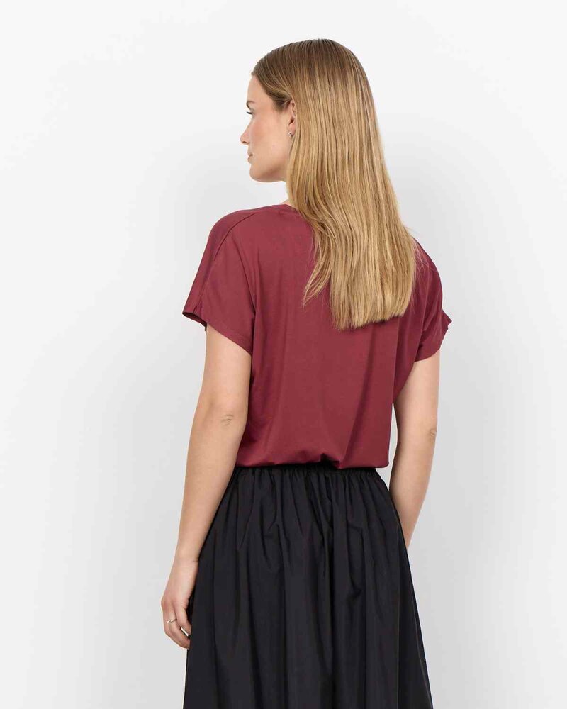Marica V-ringad T-shirt Dam Oxblood Red | Smilebutiken - Soyaconcept