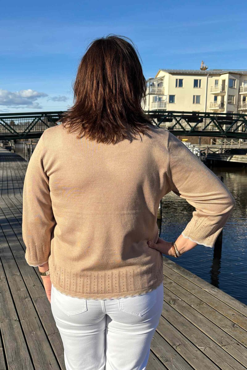 Charity Round Neck Pullover Women Warm Sand Micha