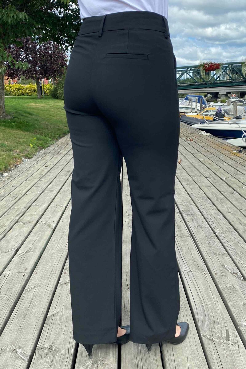 Gilli 4 Kostymbyxa Dam Black Soyaconcept