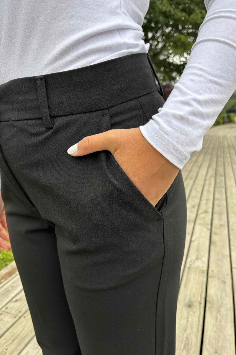 Gilli 4 Kostymbyxa Dam Black Soyaconcept