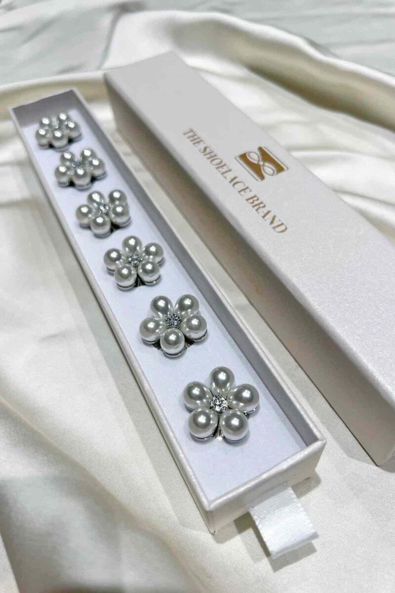 Rosi Knappsmycke 6-pack Pearl Flower Silver THE SHOELACE BRAND