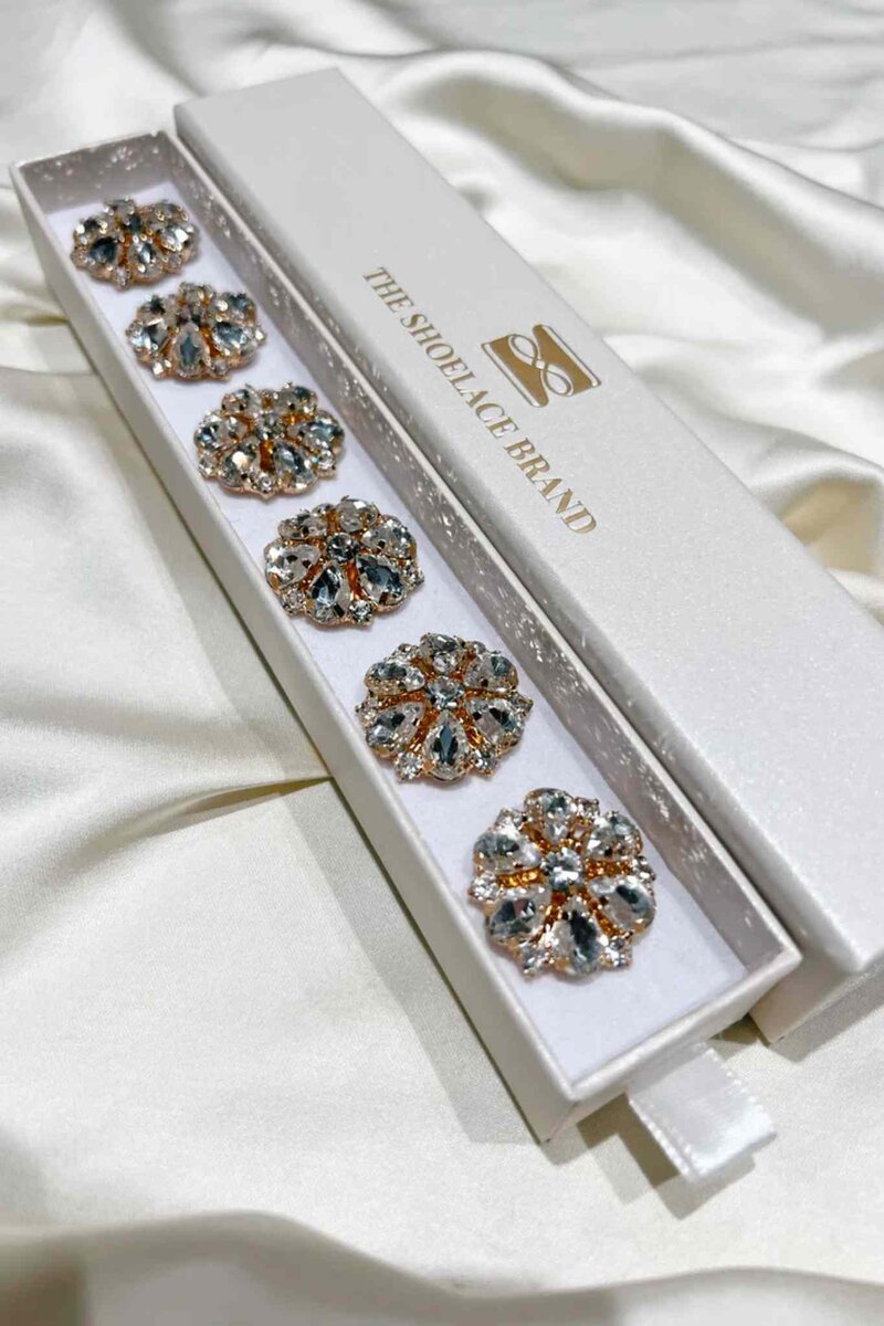 Signe Knappsmycke 6-pack White Flower Gold THE SHOELACE BRAND