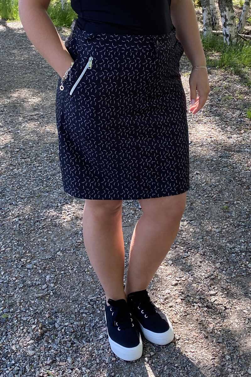 Hollie Stretch Skort Dam Black Print - Tuxer