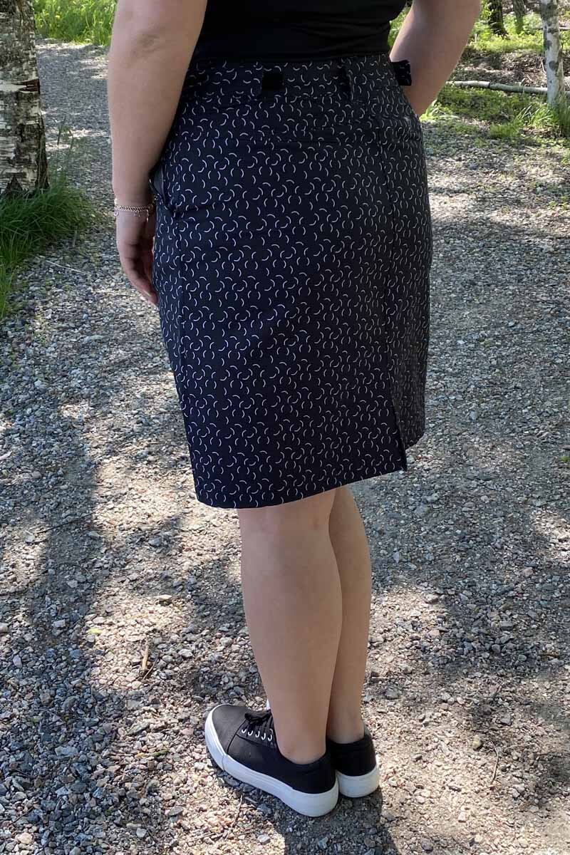 Hollie Stretch Skort Dam Black Print - Tuxer