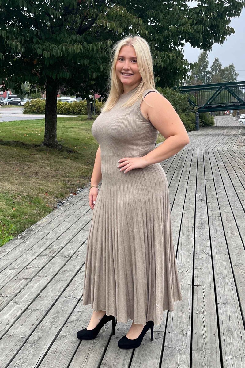 Voyelles Dea Stickad Klänning Dam Moccha CARAMELLE FASHION