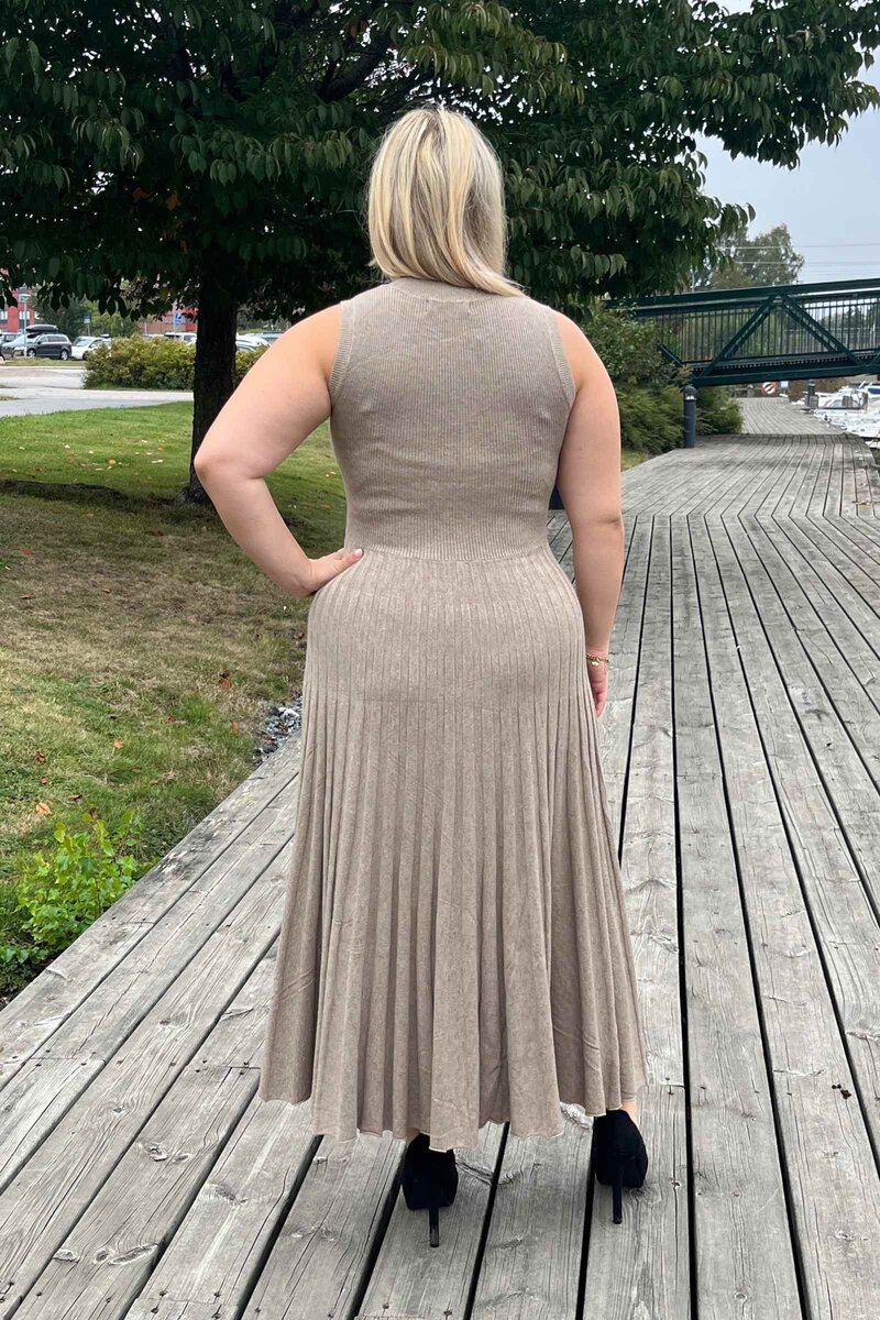 Voyelles Dea Stickad Klänning Dam Moccha CARAMELLE FASHION