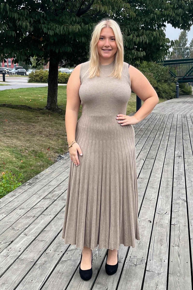 Voyelles Dea Stickad Klänning Dam Moccha CARAMELLE FASHION